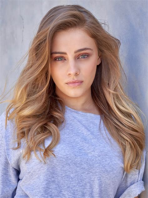 Fotos e vídeos de Josephine Langford